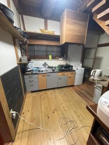 A kitchen or kitchenette at guesthouse 古民家の宿屋千鶴1階1号室部屋貸し