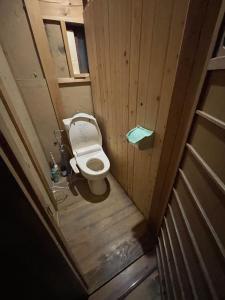 A bathroom at guesthouse 古民家の宿屋千鶴1階1号室部屋貸し