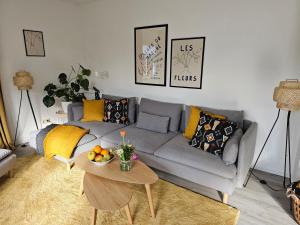 ein Wohnzimmer mit einem Sofa und einer Obstschale auf einem Tisch in der Unterkunft Landhaus SoonZauber in Münchwald