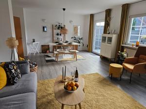 ein Wohnzimmer mit einem Sofa und einer Obstschale auf einem Tisch in der Unterkunft Landhaus SoonZauber in Münchwald