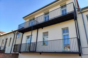 Balkoni atau teres di Art Nouveau apartment with garden in Pisek