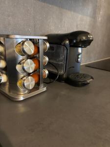 Una cafetera colocada encima de un mostrador en Moderne Wohnung, en Linz
