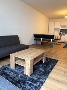 sala de estar con mesa de centro y sofá en Moderne Wohnung, en Linz