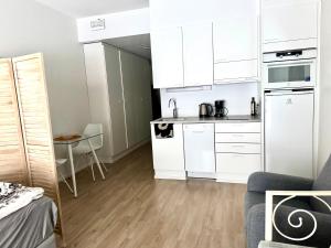 Η κουζίνα ή μικρή κουζίνα στο Rauhallinen studio isolla parvekkeella +1 φωτογραφίες