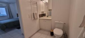ein weißes Badezimmer mit Toilette und Waschbecken in der Unterkunft Appartement - Emplacement idéal in Pessac