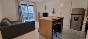 eine Küche mit einem Schreibtisch und einem Stuhl in einem Zimmer in der Unterkunft Appartement - Emplacement idéal in Pessac