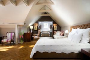 a bedroom with a bed and a desk and chairs at Villa Riccona in Bronisze