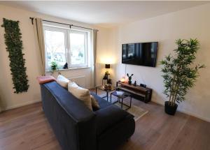 Televisyen dan/atau pusat hiburan di Cozy Jungle Fever - Modernes Apartment mit eigenem Parkplatz