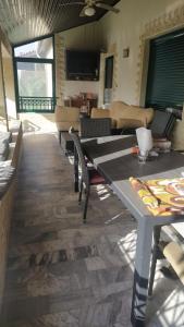 una sala de estar con una mesa y un sofá en sea side view house, en Dhíkella 11 fotos más