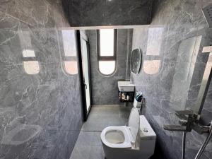 a bathroom with a toilet and a sink at Dream House - Homestay - Đảo Phú Quý in Cù Lao Thu