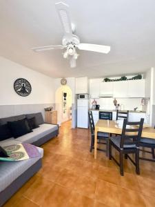 een woonkamer met een bank en een tafel bij Casita perla blanca in Costa de Antigua