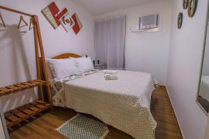 Katil atau katil-katil dalam bilik di Residencial Caravelas a 300m da Praia +62 gambar