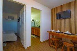 Televisyen dan/atau pusat hiburan di Residencial Caravelas a 300m da Praia