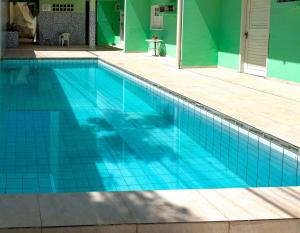 Kolam renang di atau dekat dengan Residencial Caravelas a 300m da Praia