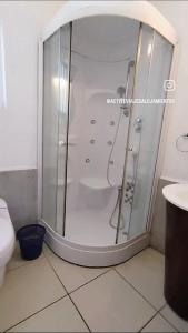 una ducha con puerta de cristal en un baño en Palmira Cuernavaca 8 people, heated pool, en Cuernavaca 32 fotos más