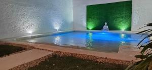 una piscina en una habitación con iluminación verde y azul en Palmira Cuernavaca 8 people, heated pool, en Cuernavaca