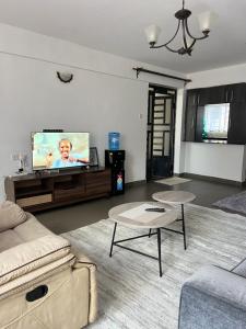 KerichoにあるComfort2 bedrooms in kericho townのソファと薄型テレビのあるリビングルーム +5枚の写真