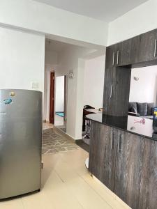 KerichoにあるComfort2 bedrooms in kericho townの部屋にステンレス製の冷蔵庫を備えたキッチン