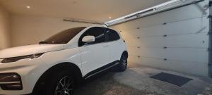 un coche blanco estacionado junto a un garaje en Palmira Cuernavaca 8 people, heated pool, en Cuernavaca