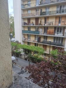 Το κτήριο όπου στεγάζεται  το διαμέρισμα +3 φωτογραφίες