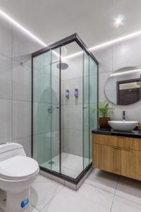 ein Badezimmer mit Glasdusche und Toilette in der Unterkunft Wabisabi Apartment in Santa Cruz de la Sierra