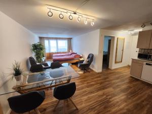 a living room with a couch and a table at Für 4 Pers neben Talstation Parsennbahn und Bünda-Lift mit privater Dachterrasse 10min walk to WEF in Davos