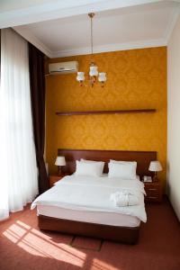 Cama o camas de una habitación en Azcot Hotel