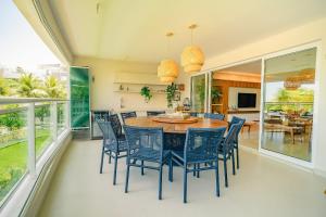 una sala da pranzo con tavolo e sedie di In Mare Bali Resort com Vista Mar by Qavi a Parnamirim