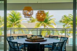 une salle à manger avec une table et des chaises bleues dans l'établissement In Mare Bali Resort com Vista Mar by Qavi, à Parnamirim