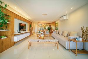 un soggiorno con un divano e un tavolo di In Mare Bali Resort com Vista Mar by Qavi a Parnamirim