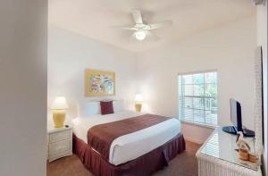 Un dormitorio con una cama y un televisor de pantalla plana. en 3 Bedroom Condo In Fabulous Resort Near Disney World, en Kissimmee 37 fotos más