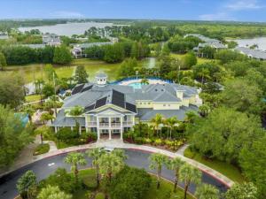 una vista aérea de una casa grande con piscina en 3 Bedroom Condo In Fabulous Resort Near Disney World, en Kissimmee