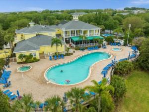una vista aérea de una piscina en un resort en 3 Bedroom Condo In Fabulous Resort Near Disney World, en Kissimmee