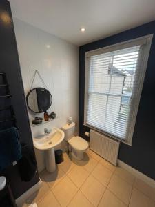 Ένα μπάνιο στο Victorian red-brick home in picturesque market town +29 φωτογραφίες