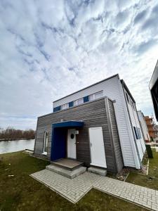 a small house with a blue door in a yard at Wera in Butjadingen