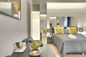 1 dormitorio con 1 cama y 1 mesa con copas de vino en D&A Center Apartments with FREE Parking en Pula