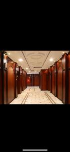 a hallway with wood paneled walls and a hallway with a floor at الجميرة الحديثة in Jeddah