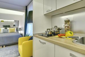 D&A Center Apartments with FREE Parking tesisinde mutfak veya mini mutfak