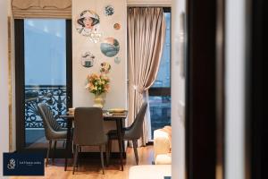 une salle à manger avec une table et des chaises et une fenêtre dans l'établissement Home suites -Natural light -Projector -Spacious - 2BR incenter, à Hanoï