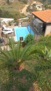 een uitzicht op een zwembad in een huis bij Recanto Bella Roma in Itatiba