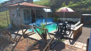 een achtertuin met een klein zwembad en een huis bij Recanto Bella Roma in Itatiba