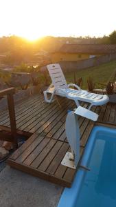 een terras met een ligstoel naast een zwembad bij Recanto Bella Roma in Itatiba