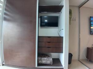einen Schrank mit einem TV und einer Kommode in einem Zimmer in der Unterkunft Ideal en Baruc Dos in Santa Cruz de la Sierra