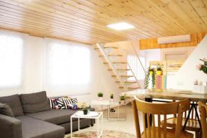 a living room with a couch and a staircase at אחוזות החרמון in Mas'ade