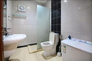 a bathroom with a toilet and a sink and a tub at الجميرة الحديثة in Jeddah