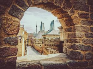 巴库King Hostel in Old City的透过石墙可欣赏到城市美景