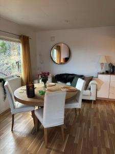 un soggiorno con tavolo, sedie e divano di Hus med havutsikt i vakre Vesterålen - naboen til Lofoten a Sortland