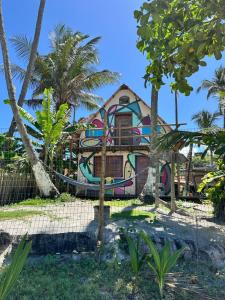 una casa con un dipinto sul lato di Vila dos Gnomos Paraíso Místico Pé na Areia a Ilhéus