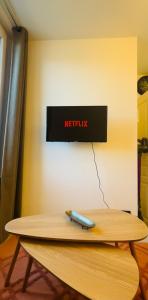 un cartello su un muro con una tavola da surf di Appartement charmant proche Gare a Tours