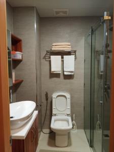 a bathroom with a toilet and a sink and a shower at B&M Rental- Antara in San Isidro